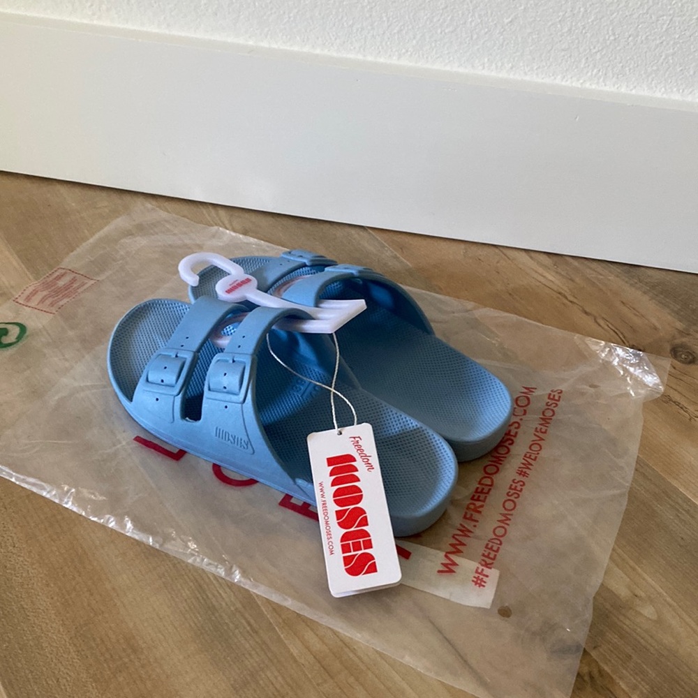 NWT Freedom Moses slip on Lagoon 9